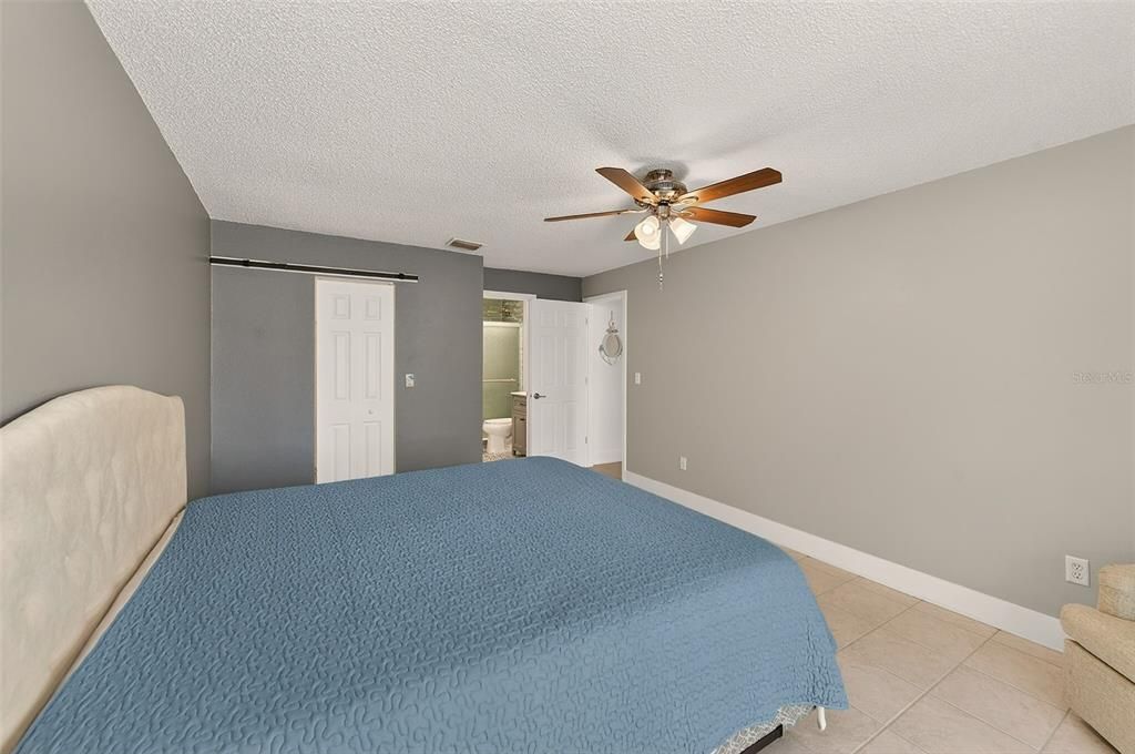 Под контрактом: $1,700 (2 спален, 2 ванн, 1105 Квадратных фут)