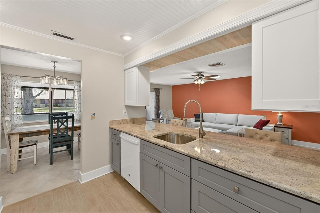 Под контрактом: $1,700 (2 спален, 2 ванн, 1105 Квадратных фут)