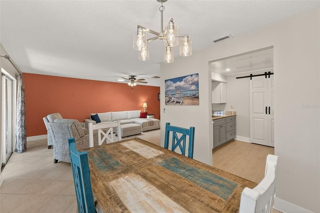 Под контрактом: $1,700 (2 спален, 2 ванн, 1105 Квадратных фут)