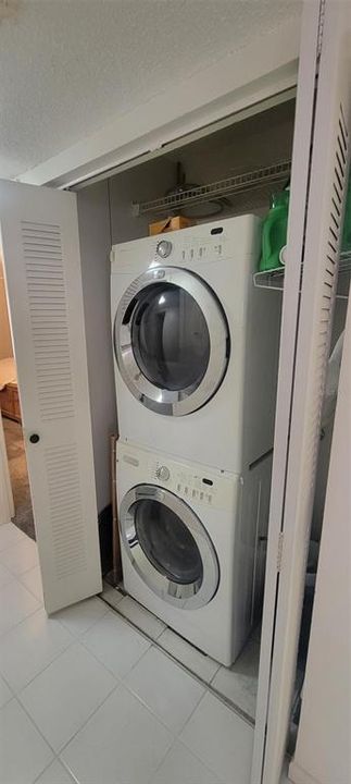 For Sale: $153,500 (2 beds, 2 baths, 897 Square Feet)