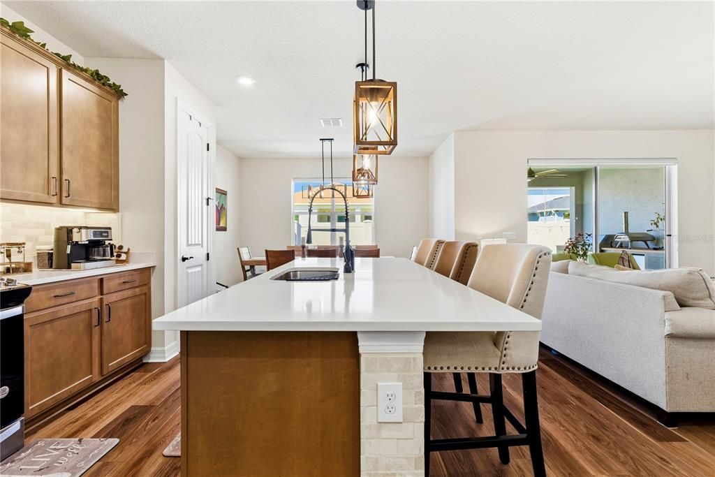 Activo con contrato: $1,025,000 (5 camas, 3 baños, 2978 Pies cuadrados)