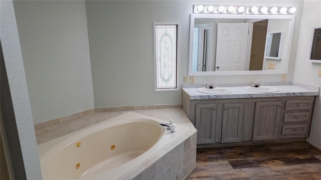 For Sale: $625,000 (6 beds, 4 baths, 3113 Square Feet)