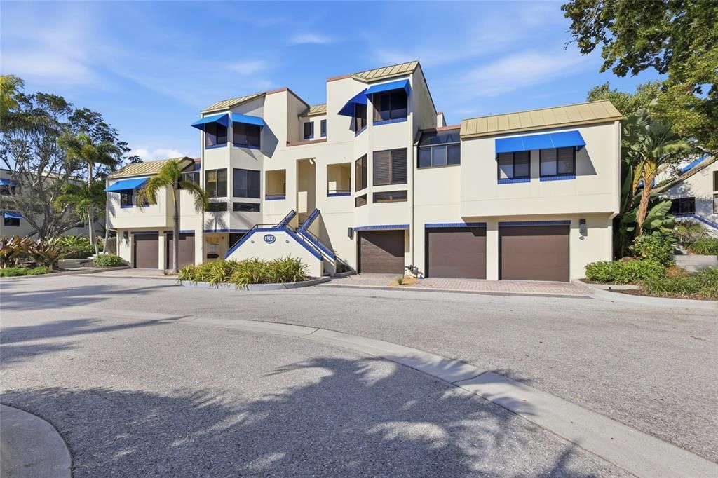 En Venta: $835,000 (3 camas, 3 baños, 2207 Pies cuadrados)