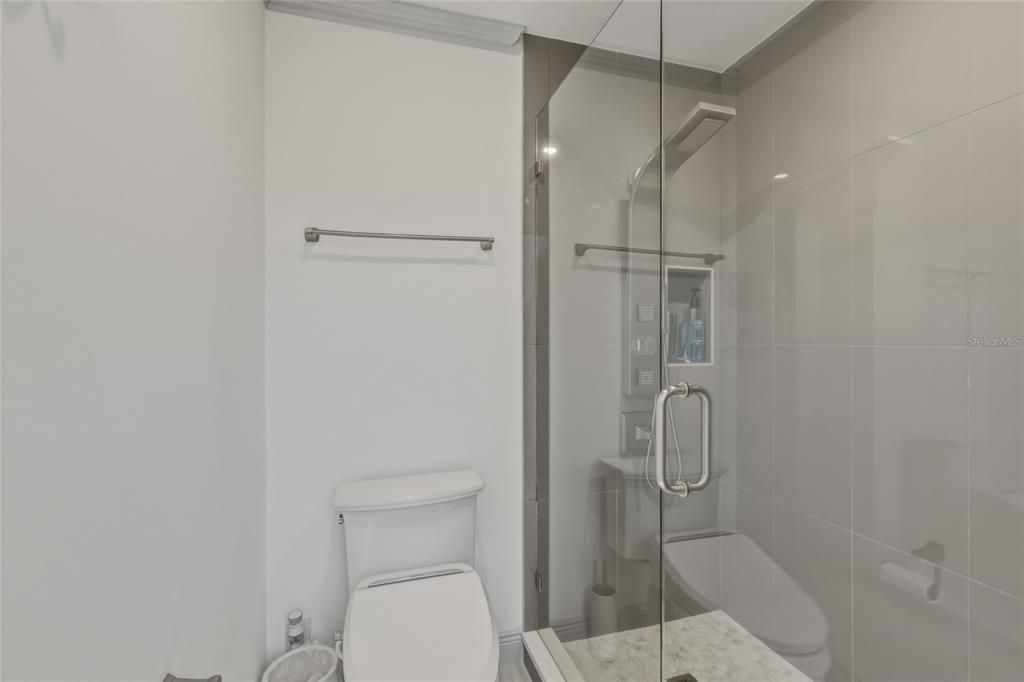 En Venta: $835,000 (3 camas, 3 baños, 2207 Pies cuadrados)