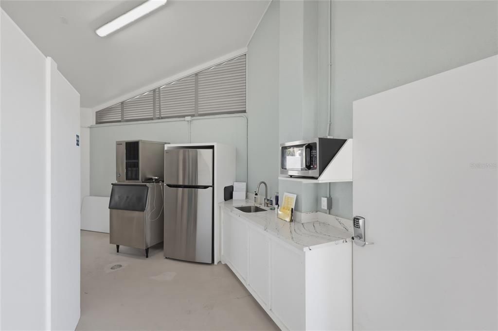 En Venta: $835,000 (3 camas, 3 baños, 2207 Pies cuadrados)