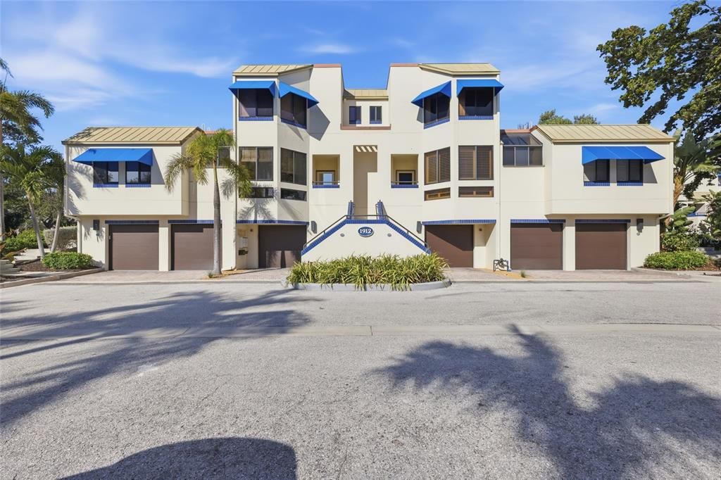 En Venta: $835,000 (3 camas, 3 baños, 2207 Pies cuadrados)