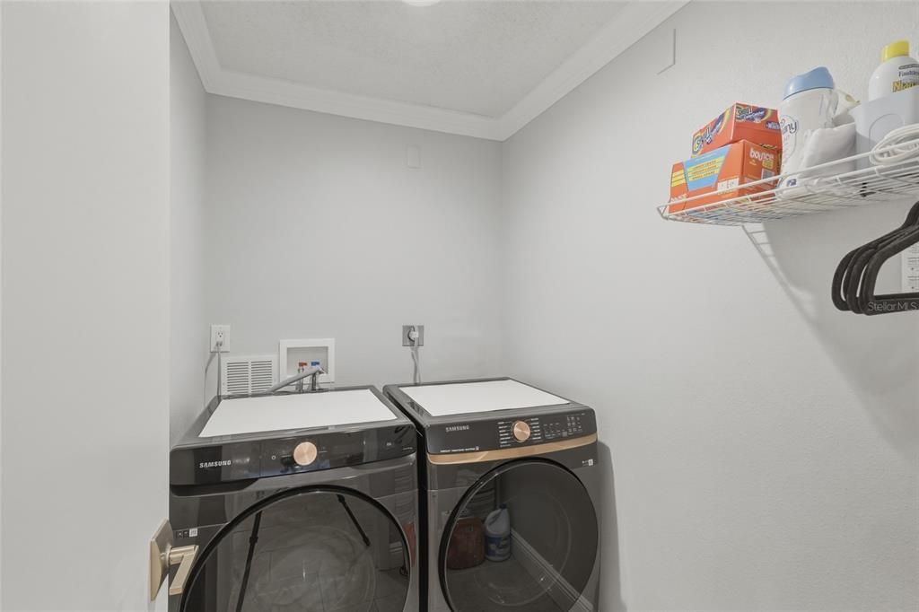 En Venta: $835,000 (3 camas, 3 baños, 2207 Pies cuadrados)