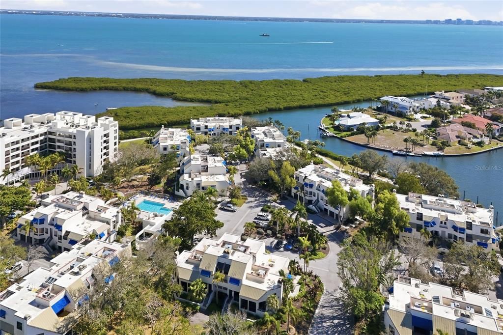 En Venta: $835,000 (3 camas, 3 baños, 2207 Pies cuadrados)