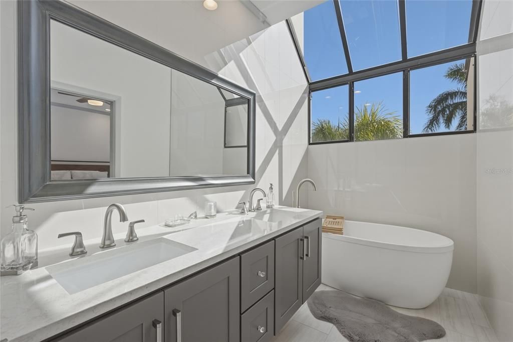En Venta: $835,000 (3 camas, 3 baños, 2207 Pies cuadrados)