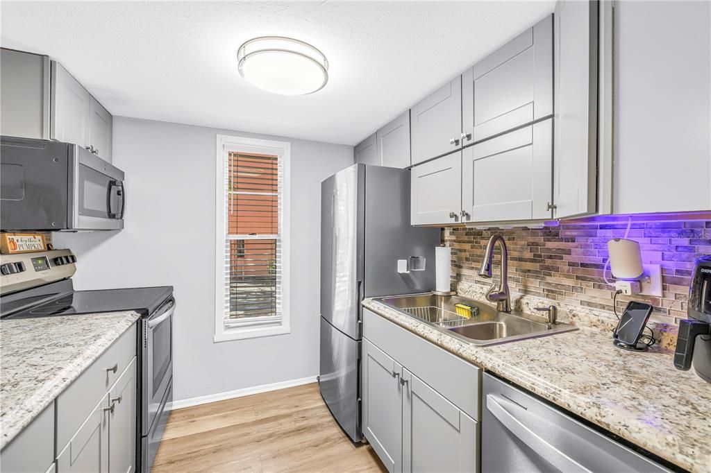Active With Contract: $169,000 (1 beds, 1 baths, 787 Square Feet)