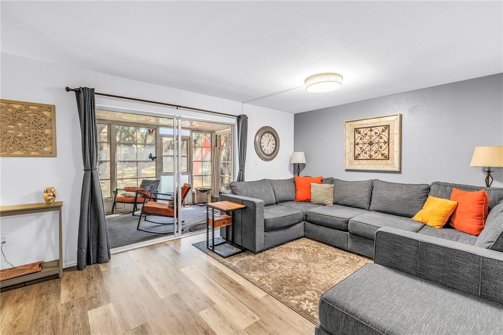 Active With Contract: $169,000 (1 beds, 1 baths, 787 Square Feet)