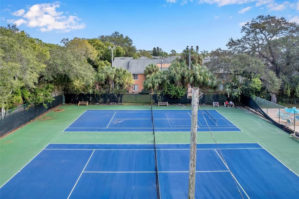 Active With Contract: $169,000 (1 beds, 1 baths, 787 Square Feet)