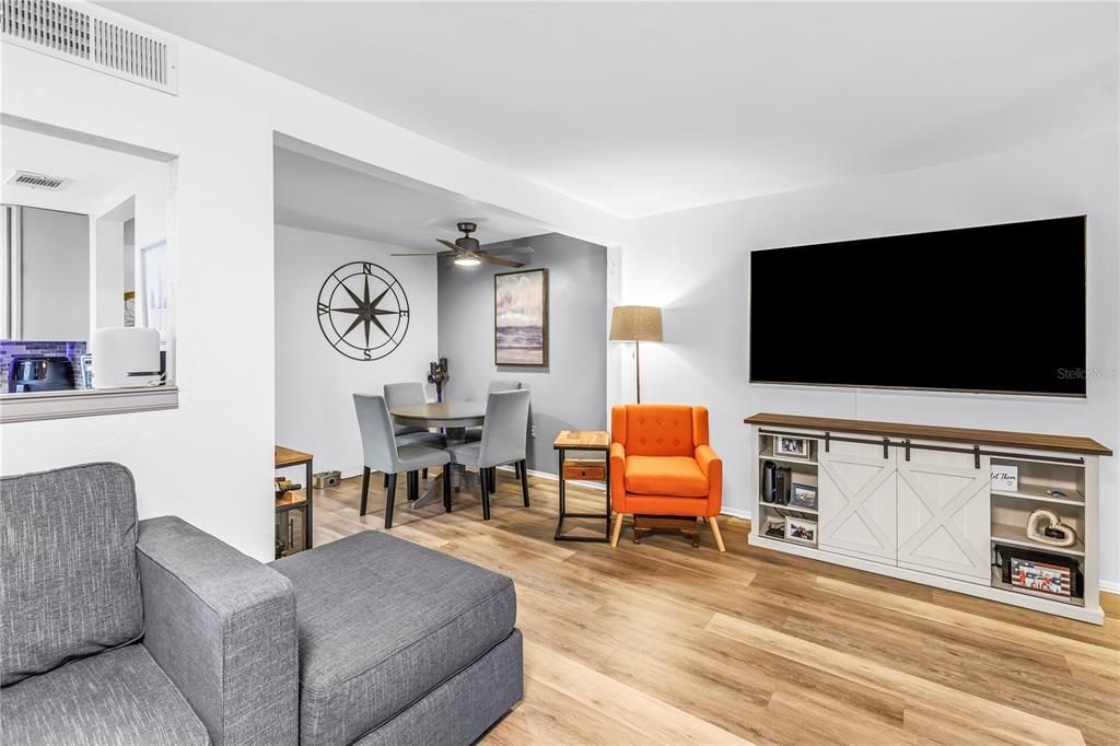 Active With Contract: $169,000 (1 beds, 1 baths, 787 Square Feet)