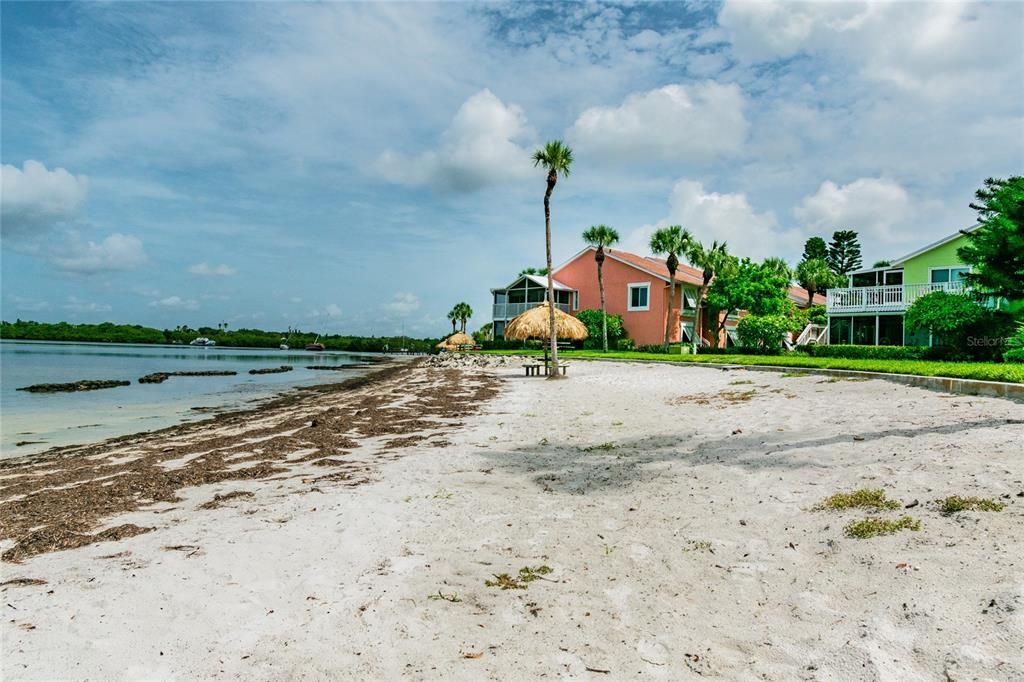 Active With Contract: $169,000 (1 beds, 1 baths, 787 Square Feet)