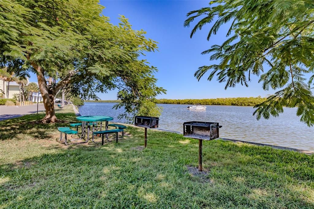 For Sale: $134,000 (1 beds, 1 baths, 322 Square Feet)