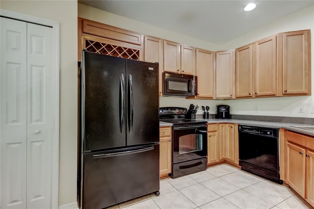 Activo con contrato: $369,900 (3 camas, 2 baños, 1933 Pies cuadrados)