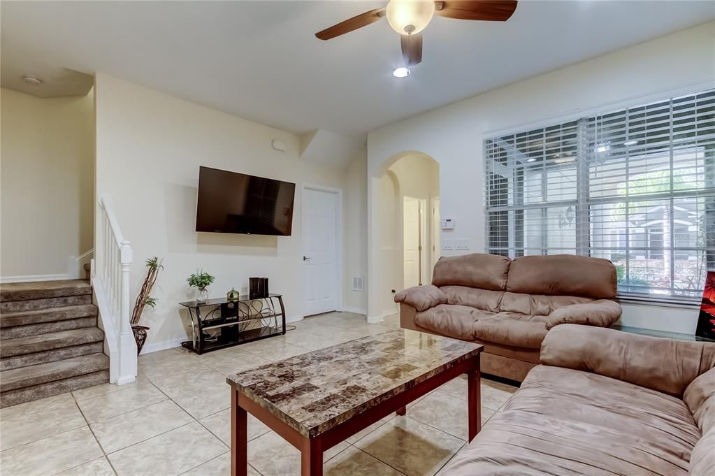 Activo con contrato: $369,900 (3 camas, 2 baños, 1933 Pies cuadrados)