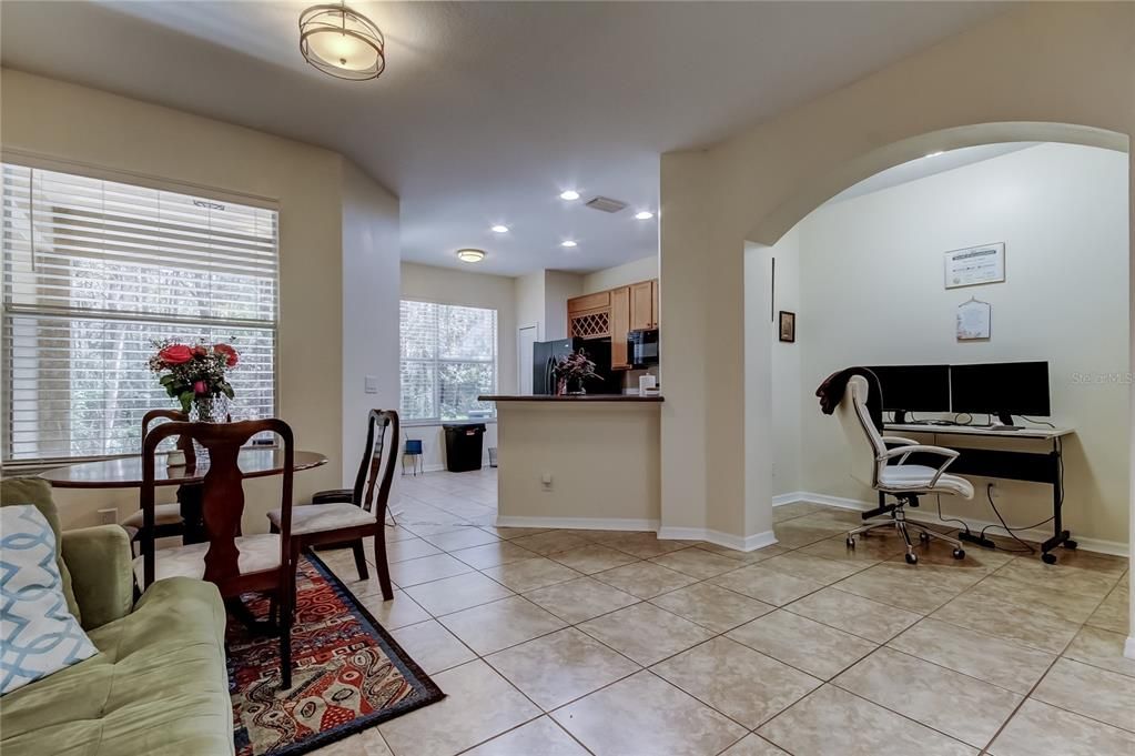 Activo con contrato: $369,900 (3 camas, 2 baños, 1933 Pies cuadrados)