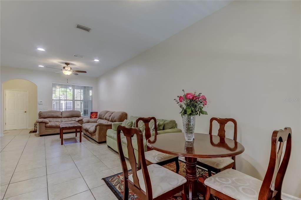 Activo con contrato: $369,900 (3 camas, 2 baños, 1933 Pies cuadrados)