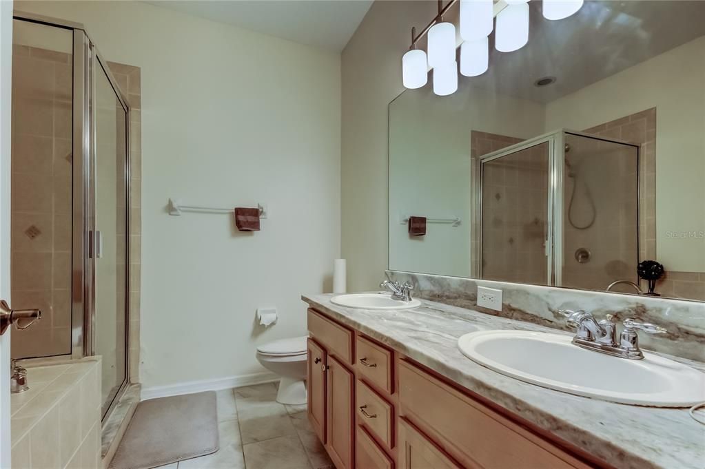 Activo con contrato: $369,900 (3 camas, 2 baños, 1933 Pies cuadrados)