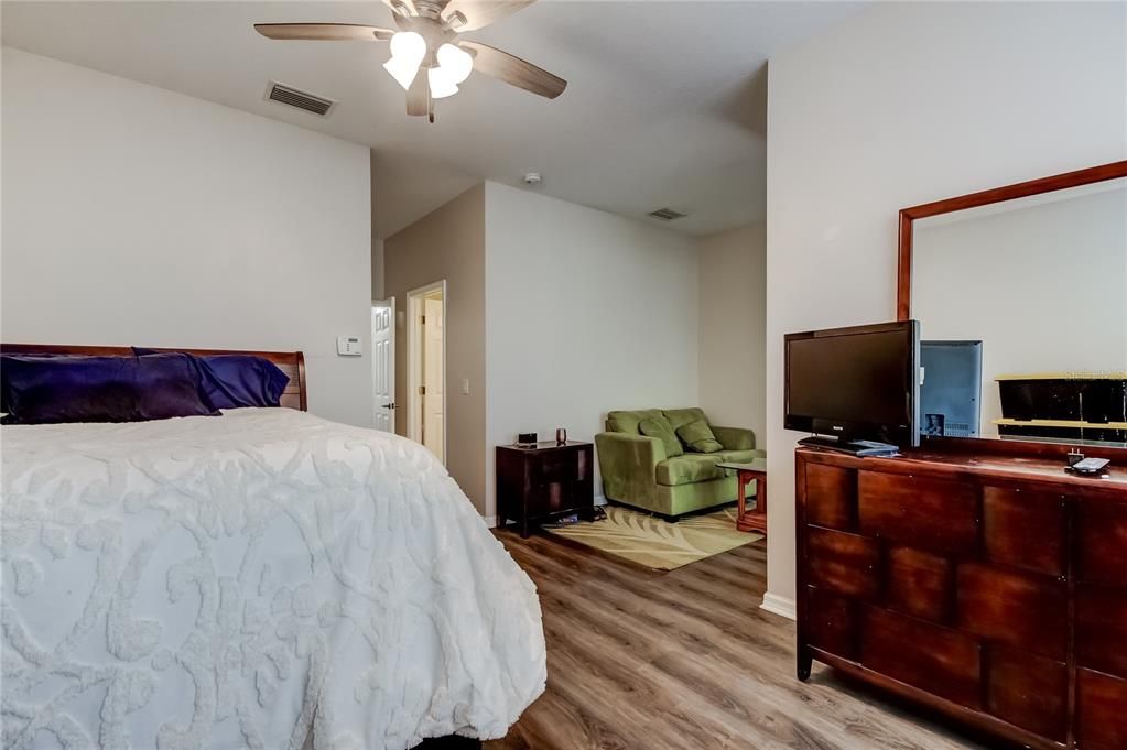 Activo con contrato: $369,900 (3 camas, 2 baños, 1933 Pies cuadrados)