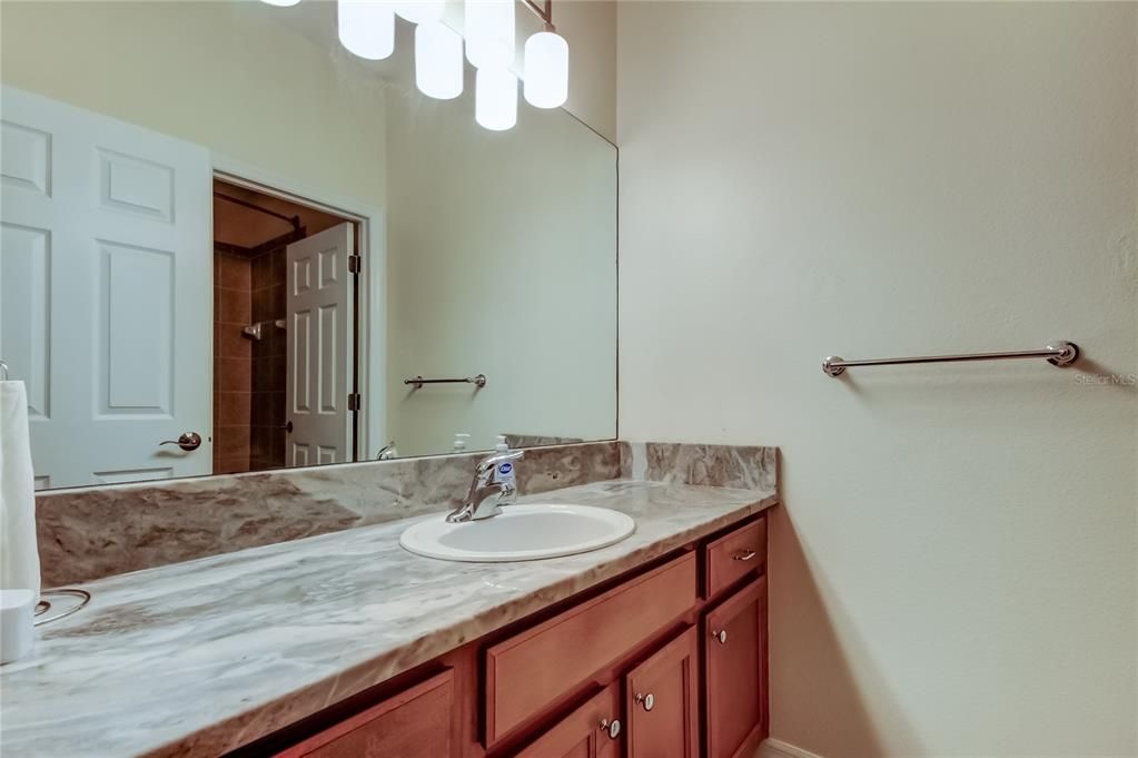 Activo con contrato: $369,900 (3 camas, 2 baños, 1933 Pies cuadrados)