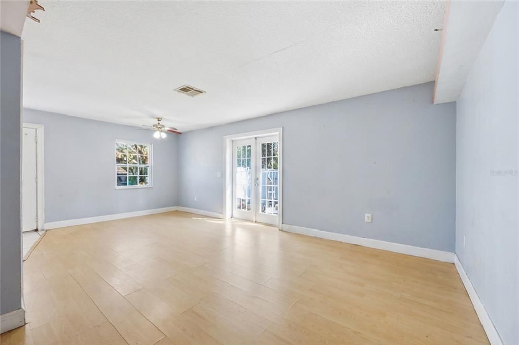 Activo con contrato: $243,000 (3 camas, 1 baños, 1225 Pies cuadrados)