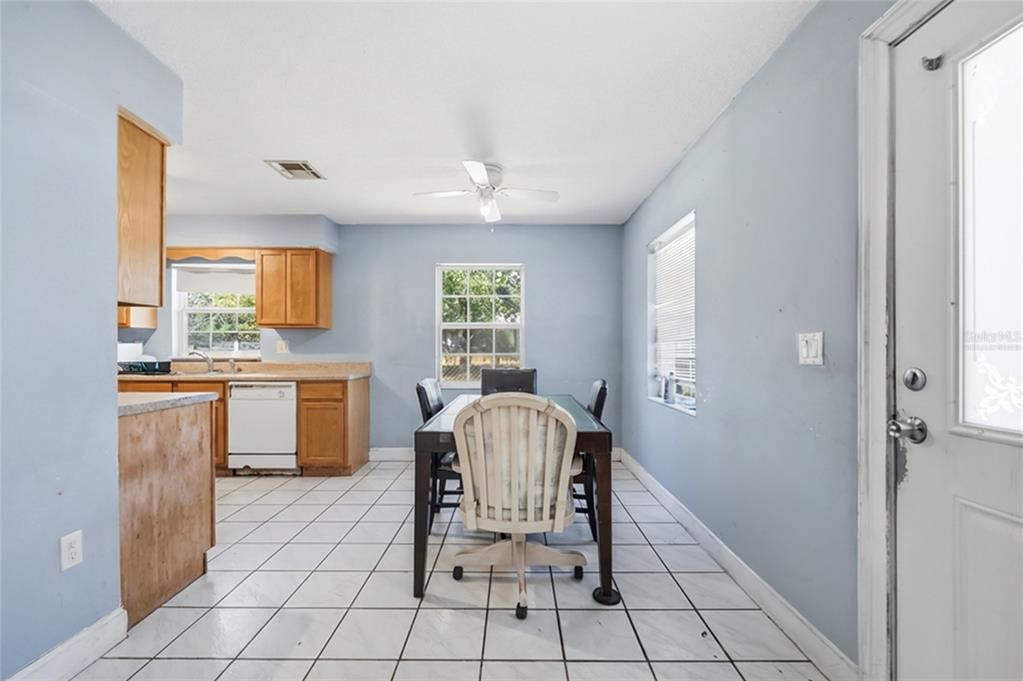 Activo con contrato: $243,000 (3 camas, 1 baños, 1225 Pies cuadrados)
