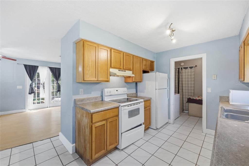 Activo con contrato: $243,000 (3 camas, 1 baños, 1225 Pies cuadrados)