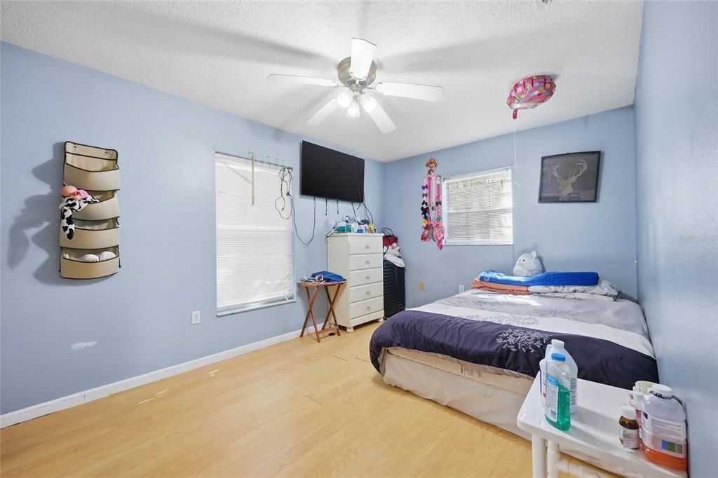 Activo con contrato: $243,000 (3 camas, 1 baños, 1225 Pies cuadrados)