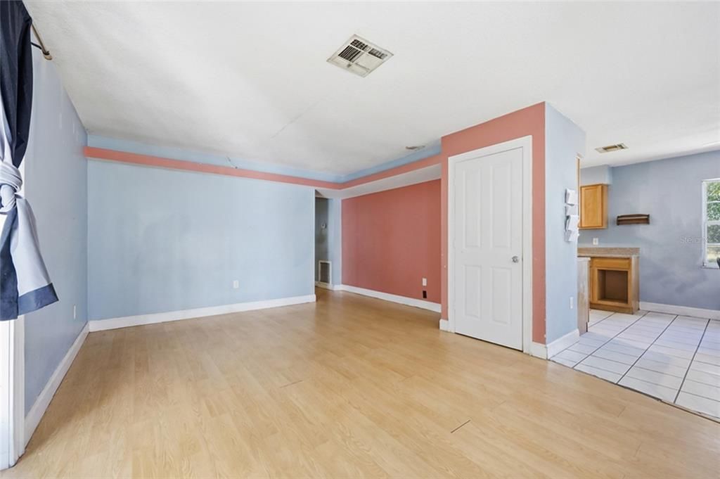 Activo con contrato: $243,000 (3 camas, 1 baños, 1225 Pies cuadrados)