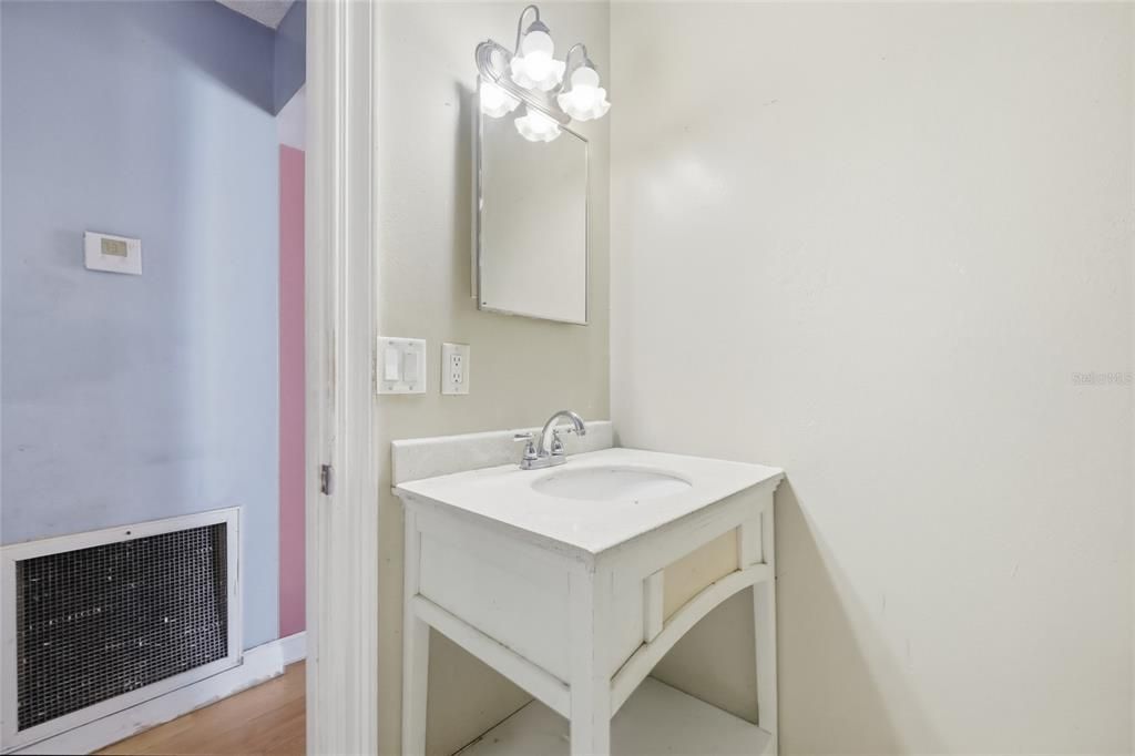 Activo con contrato: $243,000 (3 camas, 1 baños, 1225 Pies cuadrados)