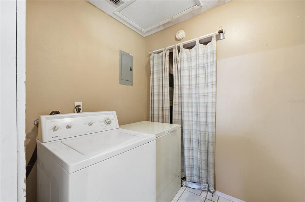 Activo con contrato: $243,000 (3 camas, 1 baños, 1225 Pies cuadrados)