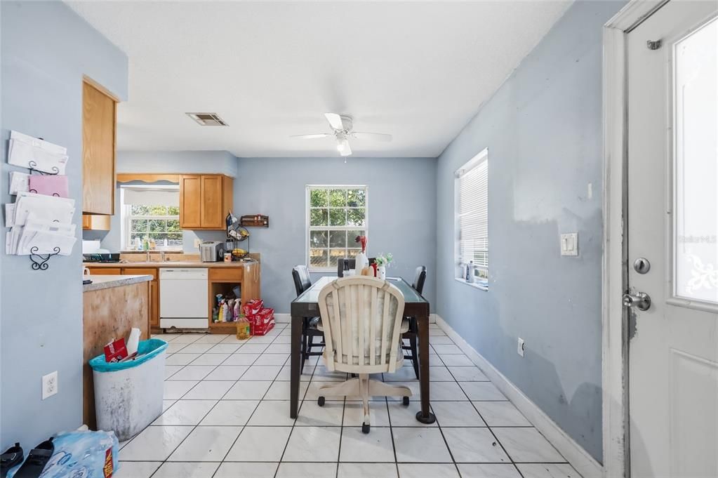 Activo con contrato: $243,000 (3 camas, 1 baños, 1225 Pies cuadrados)