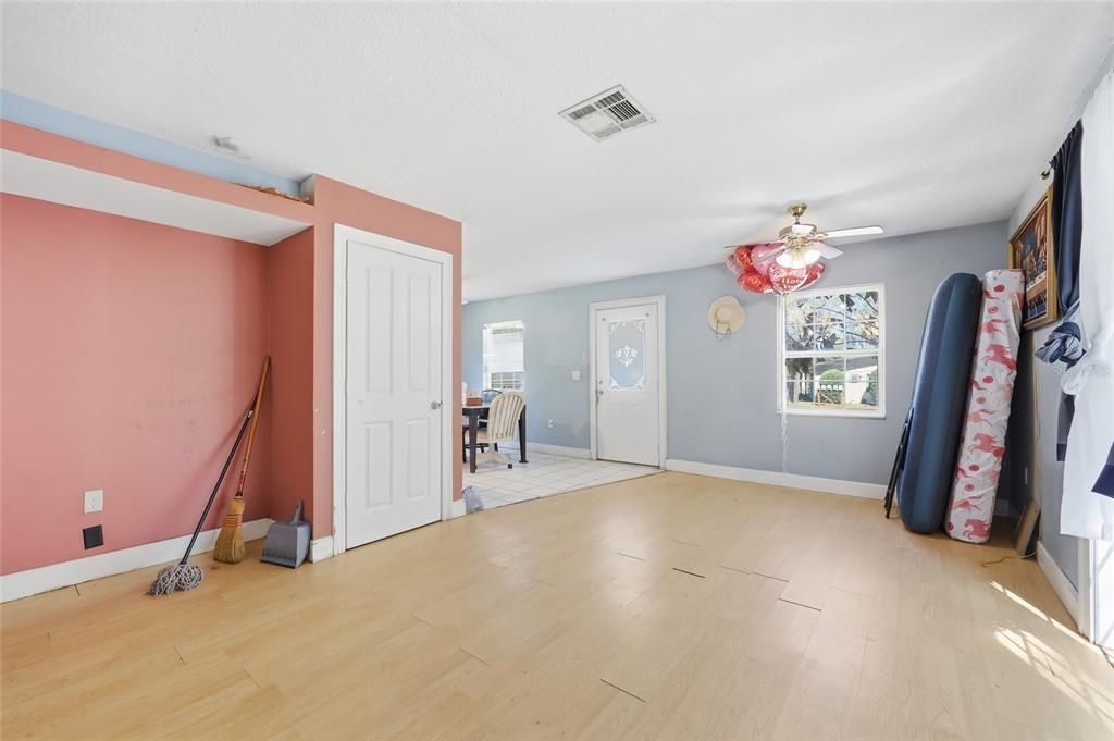 Activo con contrato: $243,000 (3 camas, 1 baños, 1225 Pies cuadrados)