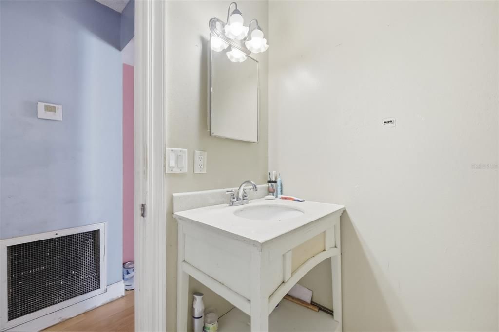Activo con contrato: $243,000 (3 camas, 1 baños, 1225 Pies cuadrados)