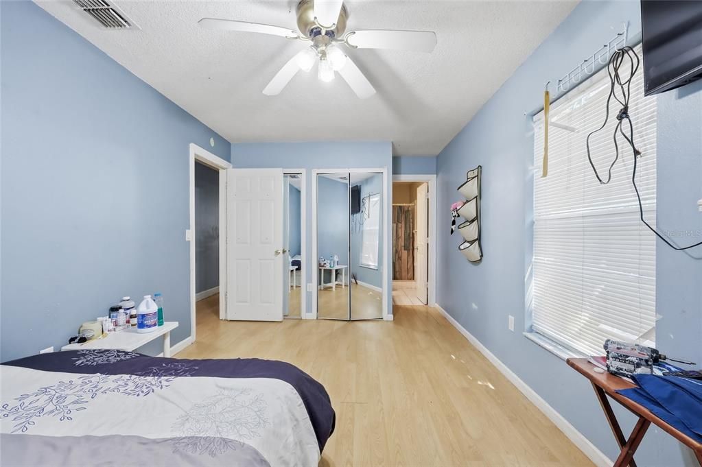 Activo con contrato: $243,000 (3 camas, 1 baños, 1225 Pies cuadrados)