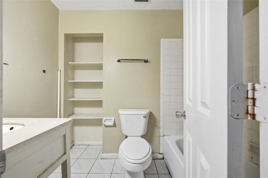 Activo con contrato: $243,000 (3 camas, 1 baños, 1225 Pies cuadrados)