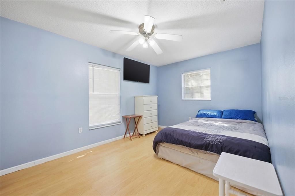 Activo con contrato: $243,000 (3 camas, 1 baños, 1225 Pies cuadrados)