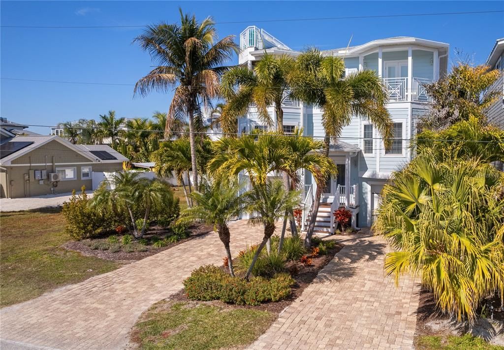 For Sale: $2,699,000 (6 beds, 4 baths, 2947 Square Feet)