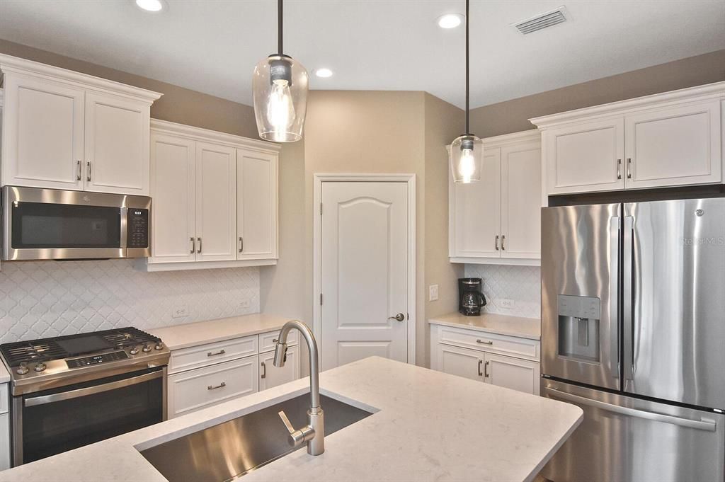 Под контрактом: $445,000 (2 спален, 2 ванн, 1632 Квадратных фут)