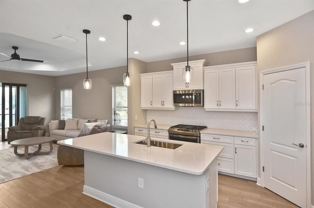 Под контрактом: $445,000 (2 спален, 2 ванн, 1632 Квадратных фут)