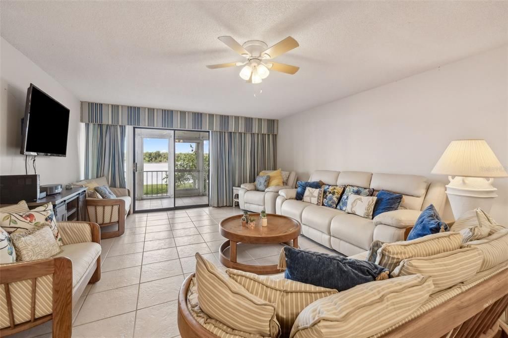 En Venta: $394,900 (2 camas, 2 baños, 1184 Pies cuadrados)