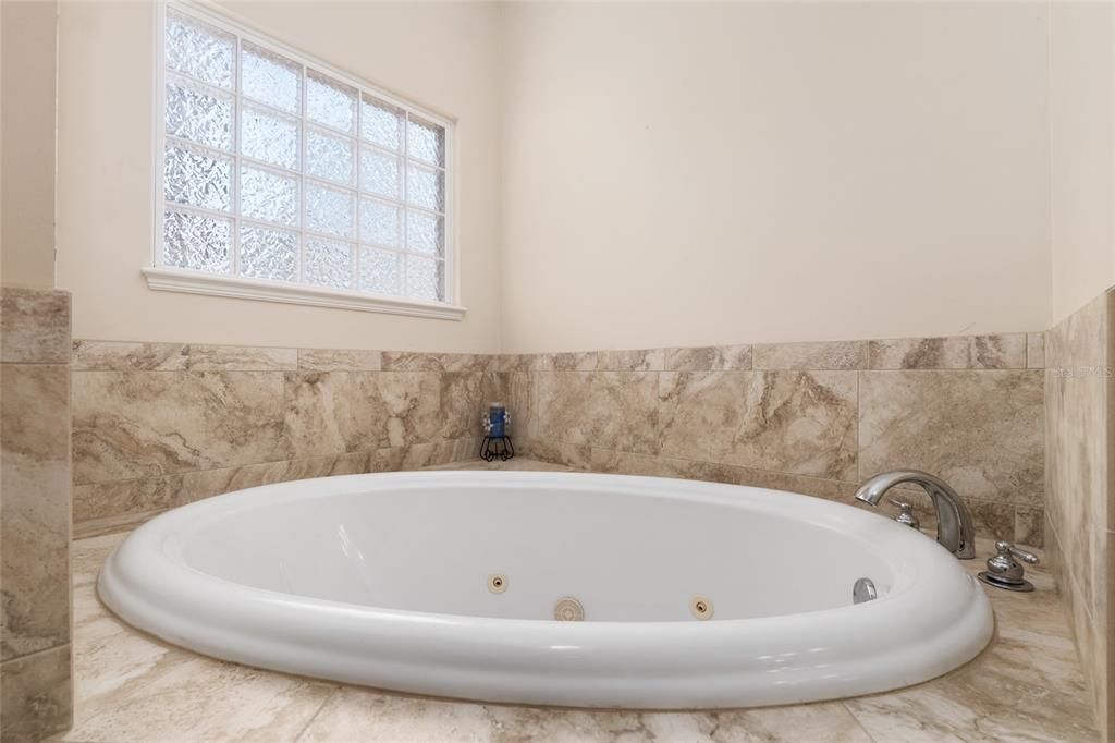 Под контрактом: $595,000 (4 спален, 3 ванн, 2487 Квадратных фут)