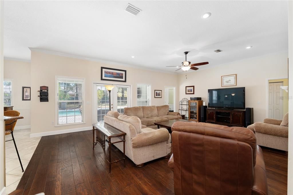 Под контрактом: $595,000 (4 спален, 3 ванн, 2487 Квадратных фут)