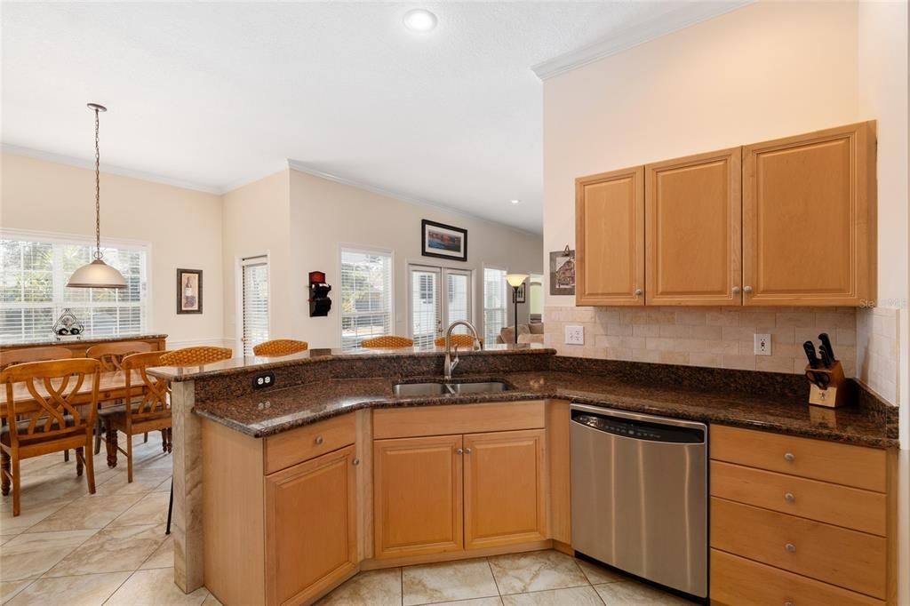 Под контрактом: $595,000 (4 спален, 3 ванн, 2487 Квадратных фут)