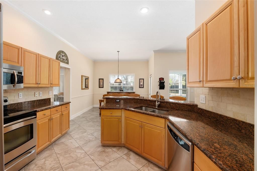 Под контрактом: $595,000 (4 спален, 3 ванн, 2487 Квадратных фут)