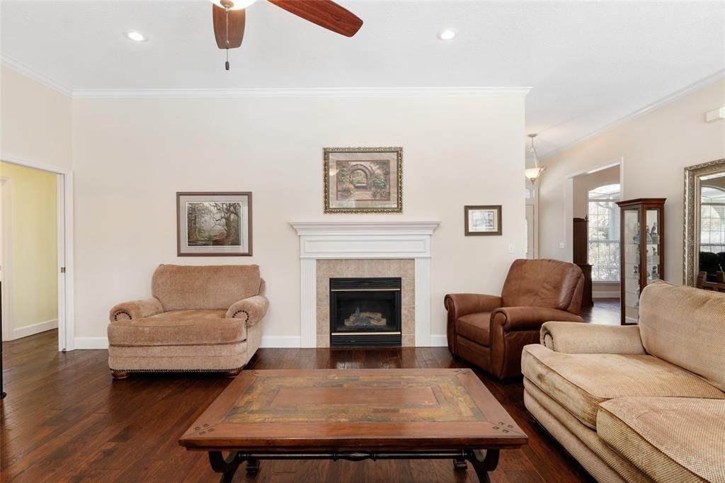 Под контрактом: $595,000 (4 спален, 3 ванн, 2487 Квадратных фут)