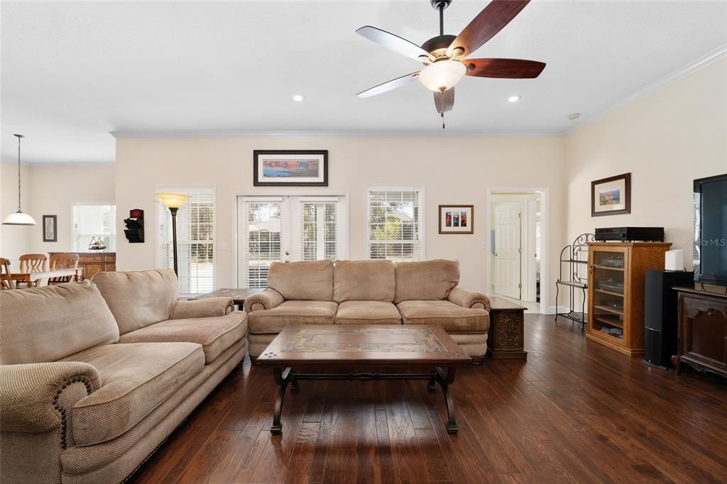 Под контрактом: $595,000 (4 спален, 3 ванн, 2487 Квадратных фут)