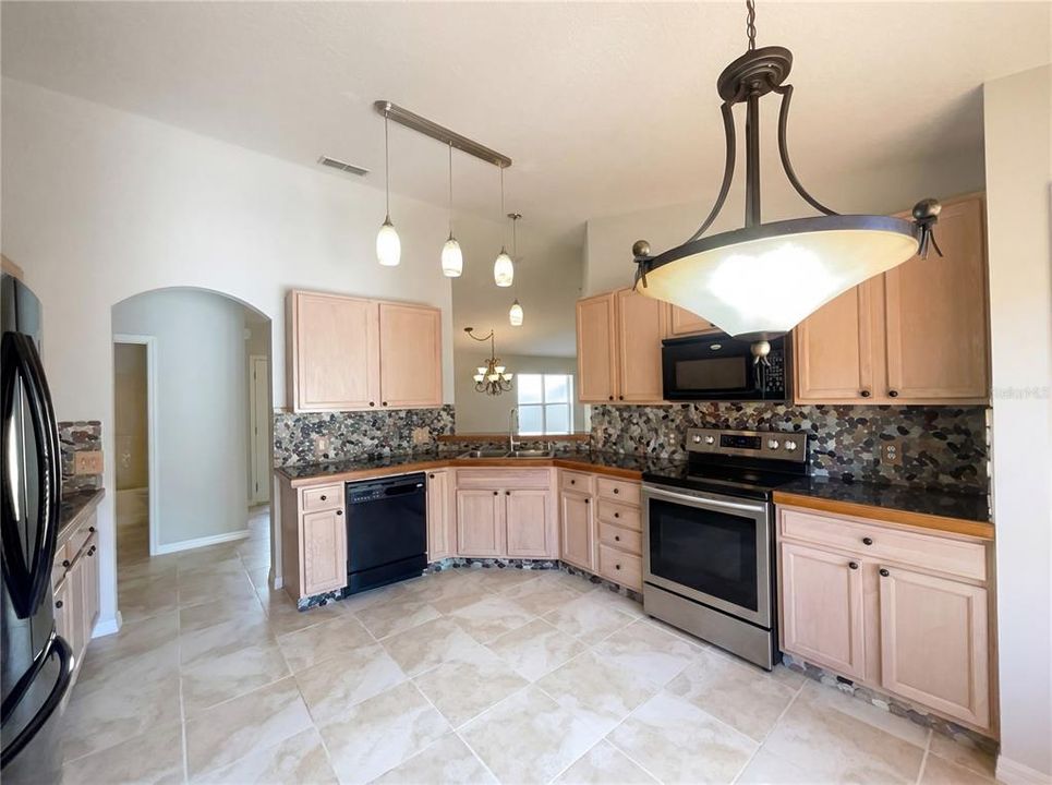 Active With Contract: $215,000 (2 beds, 2 baths, 1240 Square Feet)